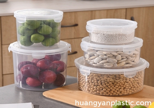 What are the characteristics of food storage containers